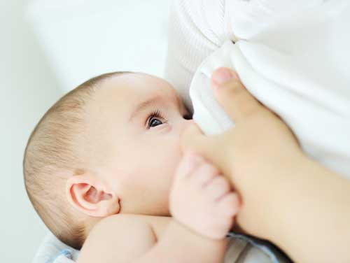 نوزاد در حال شیر خوردن