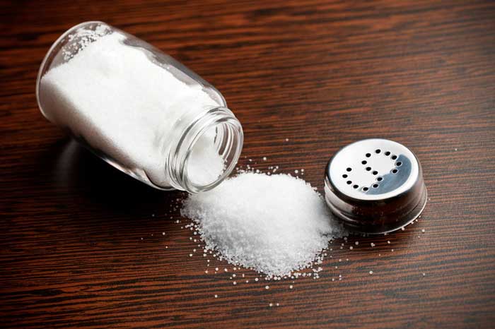 یک نمکدان پر از نمک