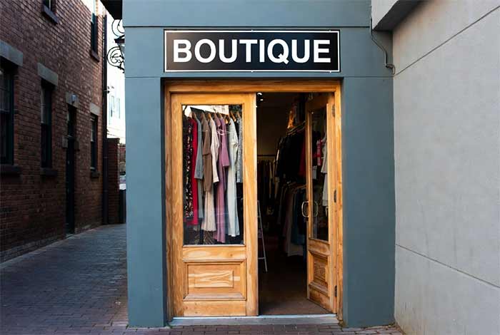 فروشگاه لباس محلی یا بوتیک کوچک