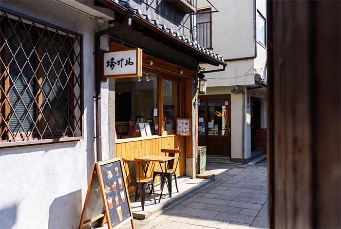 کافه کوچک یا چایخانه محلی