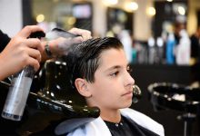 روتین مراقبت از مو برای نوجوانان پسر (و بهترین محصولات)