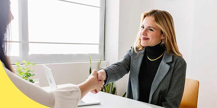 استخدام و رزومه دیددار اول در مصاحبه